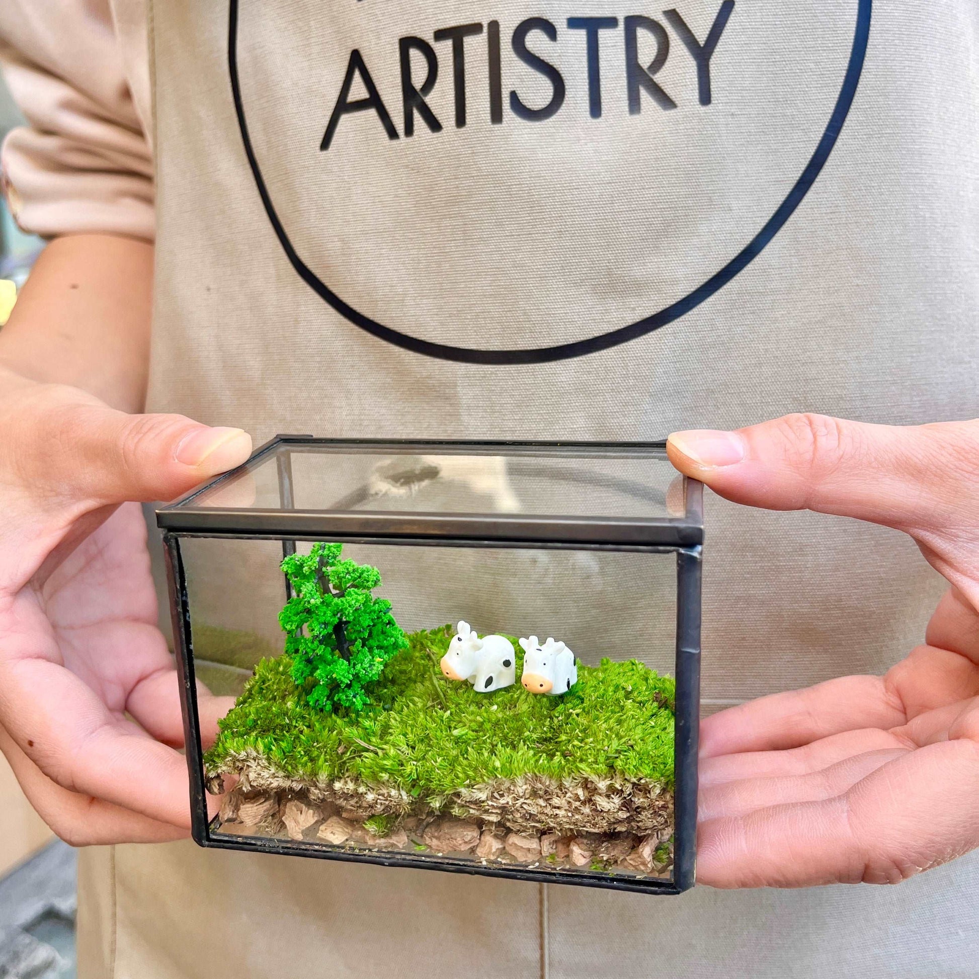 Micro Landscape Mini Cows Handmade Glass Terrarium Preserved Mossbox MAdd a dash of pastoral charm to your desk with our "Pastoral Play" Miniature Cow Scene, a handmade glass terrarium that combines the beauty of a glass terrarium with