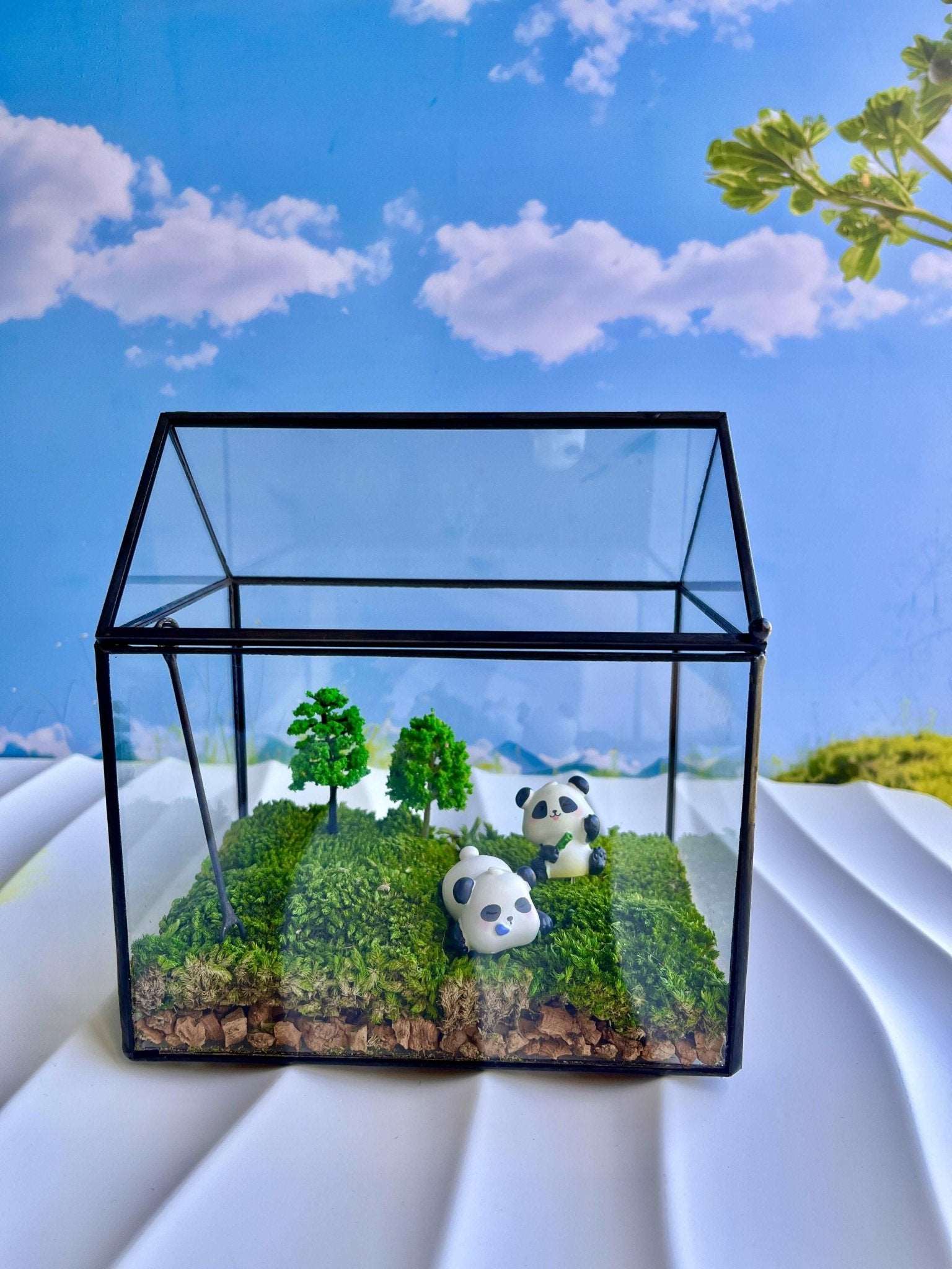 Handmade Panda Pals Glass Terrarium - Miniature Wildlife Scene and TraBrighten up your desk with the "Panda Pals" Mini Micro Landscape Lawn, where the serene charm of nature meets the playful spirit of wildlife. This captivating Handma